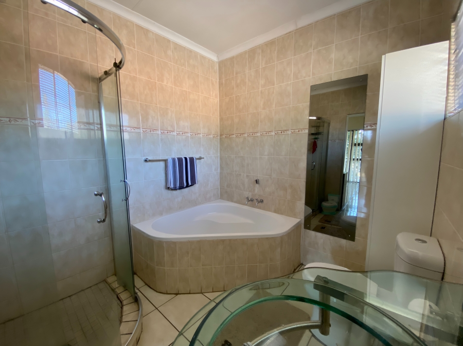 5 Bedroom Property for Sale in Heuwelsig North West